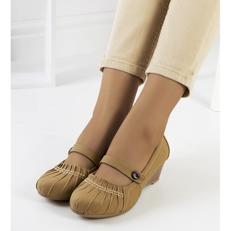 Beige pumps with shirring Nita 1