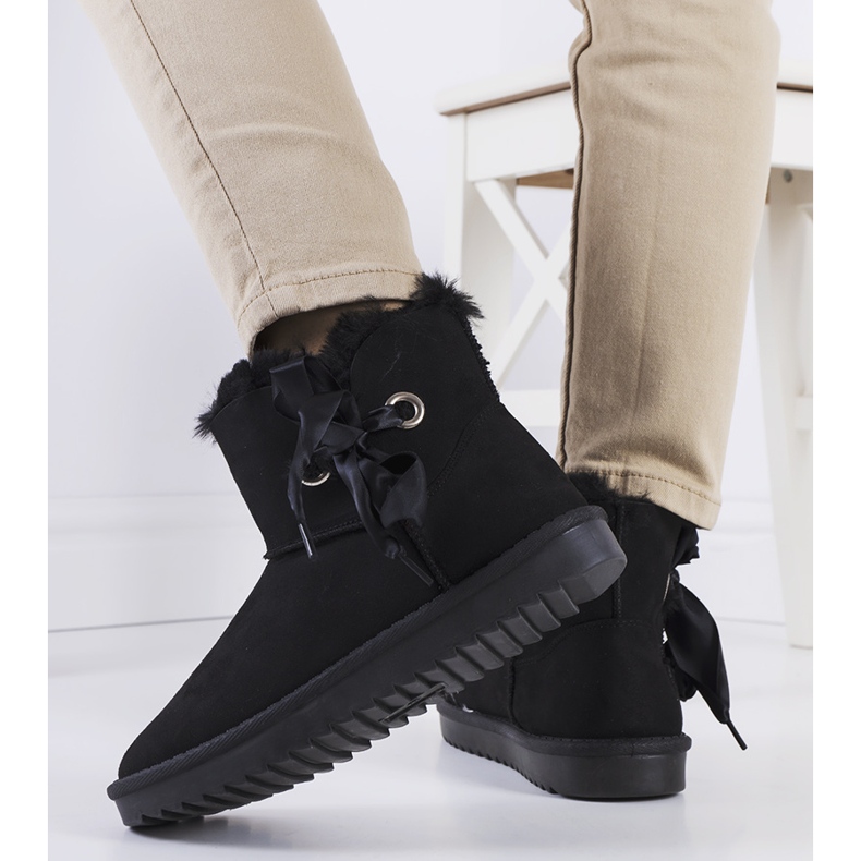 Black snow boots with a Lachance bow 2