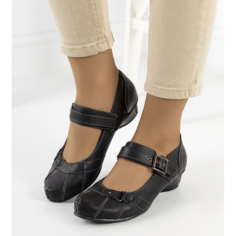 Black pumps fastened with a Gomez belt 1