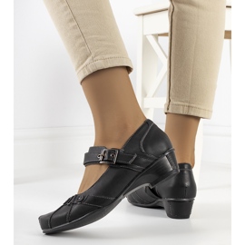 Black pumps fastened with a Gomez belt 2