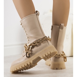 Beige boots with Curiti chain 1