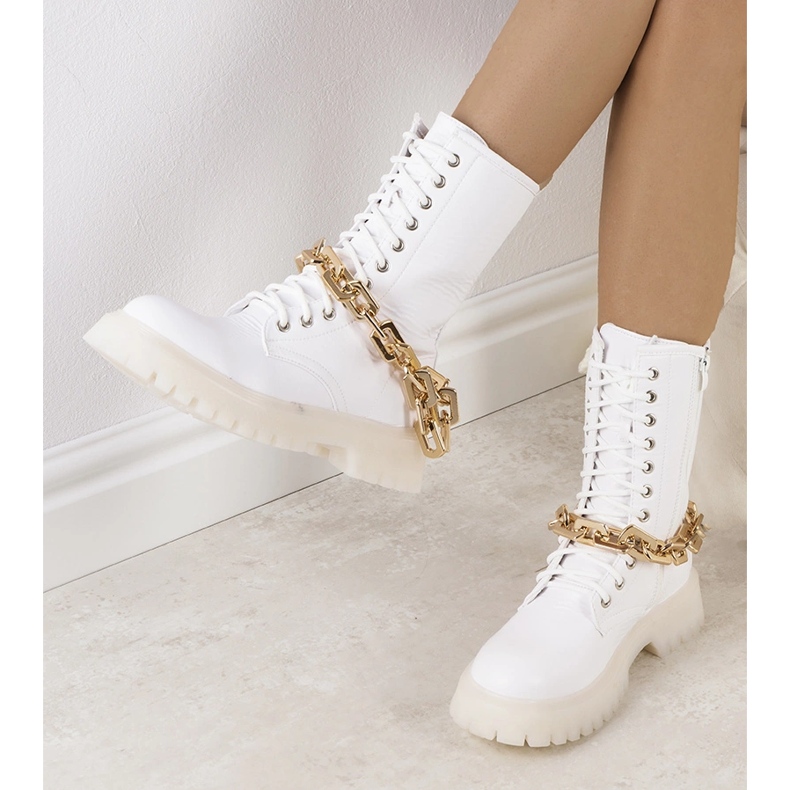 White boots with Curiti chain 1
