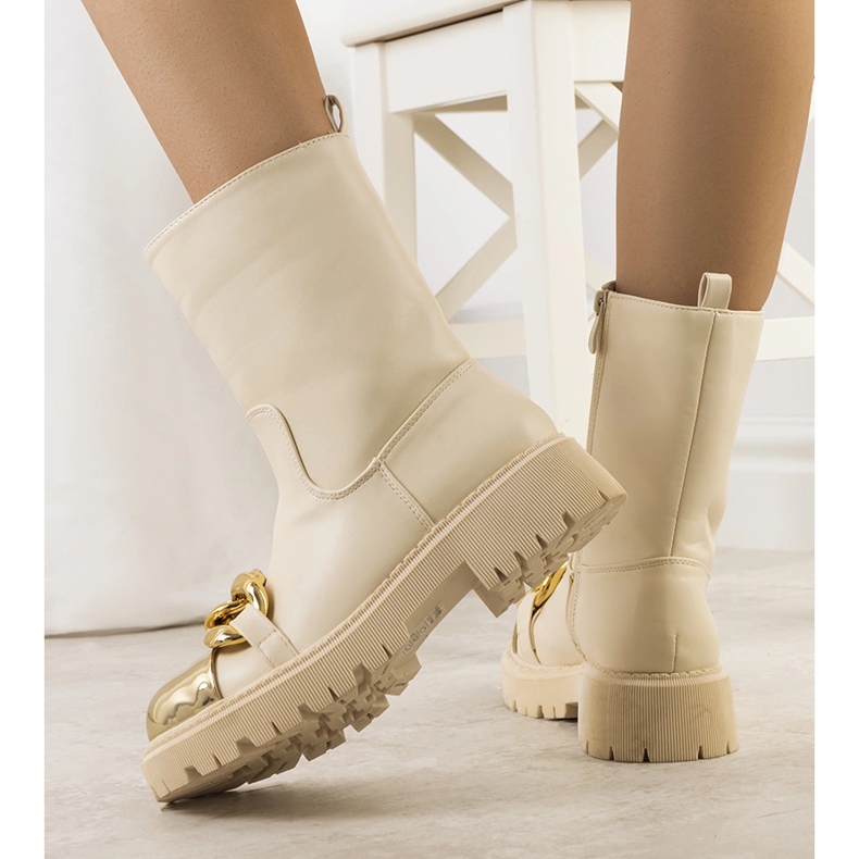 Beige boots with Morro chain 1