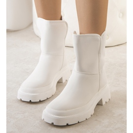 PA1 White women's snow boots from Veronis 1