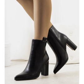 Black boots on the Eduar post 1