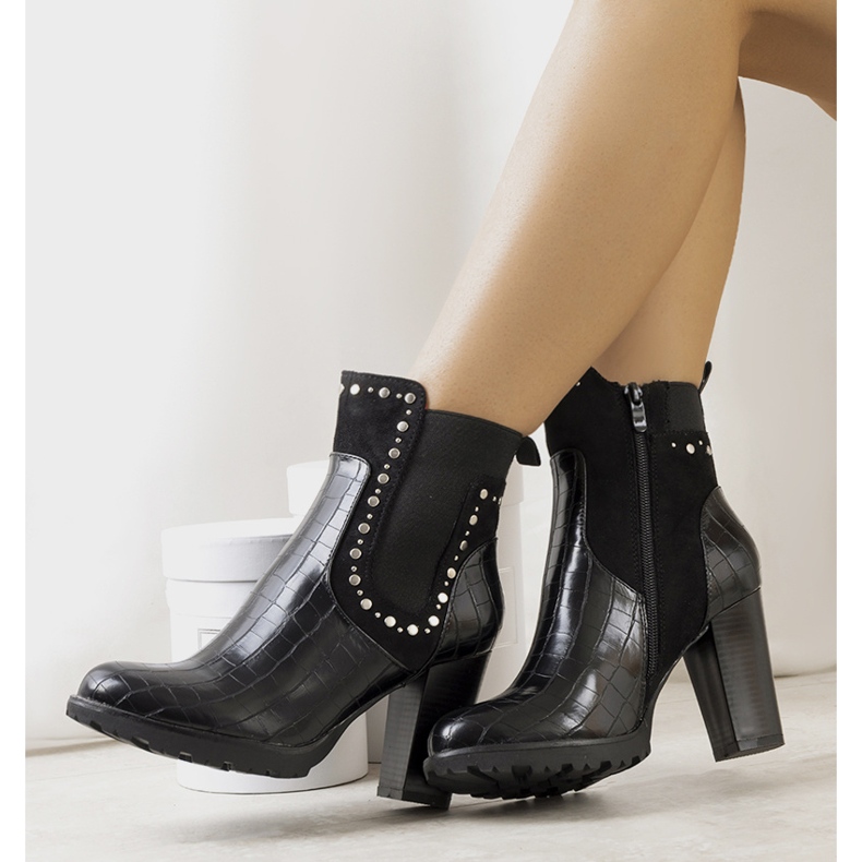 BM Black boots on the Marconi post 1