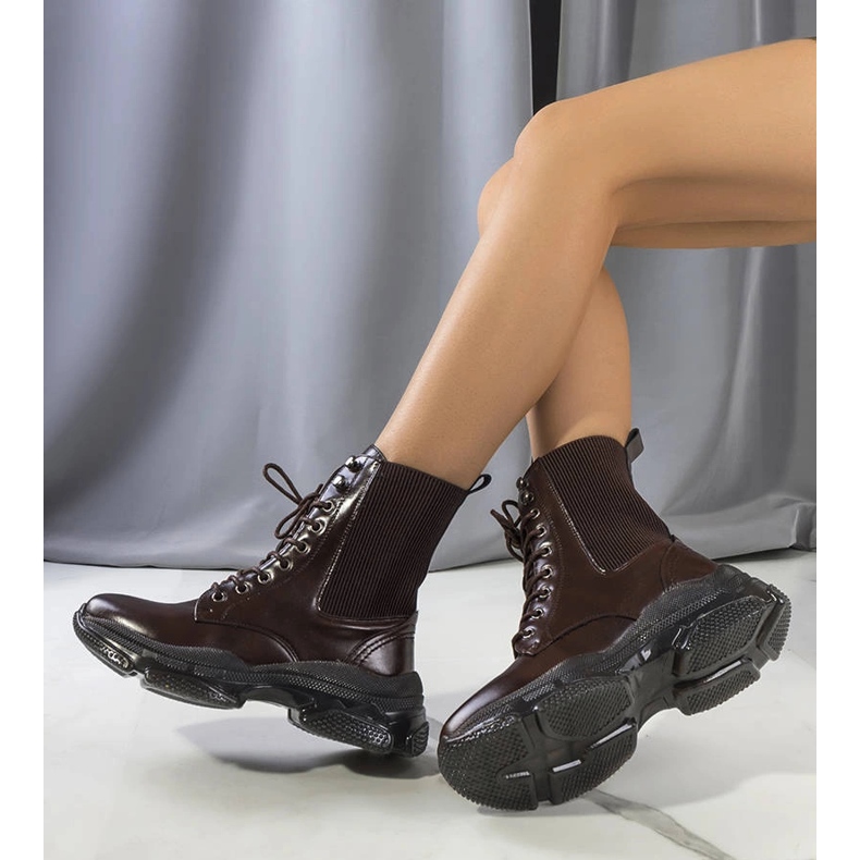 Brown boots from Sedile 1