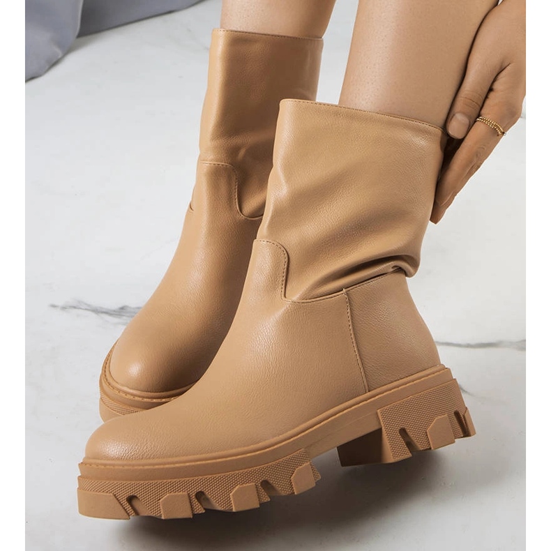 Nasidi brown insulated boots beige 1