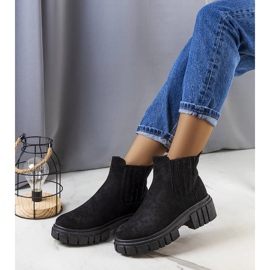 Black insulated boots from Leiva 1