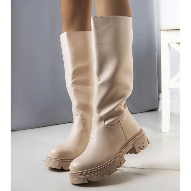 Beige insulated boots from Romelio 1