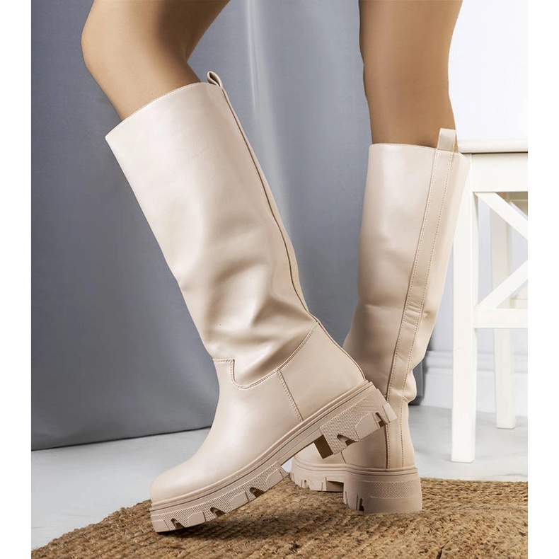 Beige insulated boots from Romelio 2