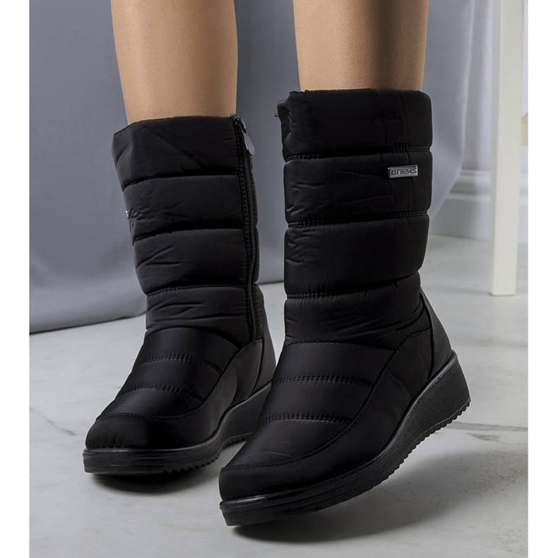 BM Black snow boots on the low wedge Reina 1