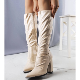 Beige boots on the Velass post 1