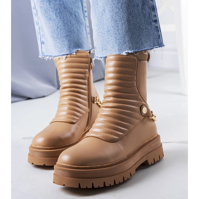 Beige insulated boots with Pareda chain 1