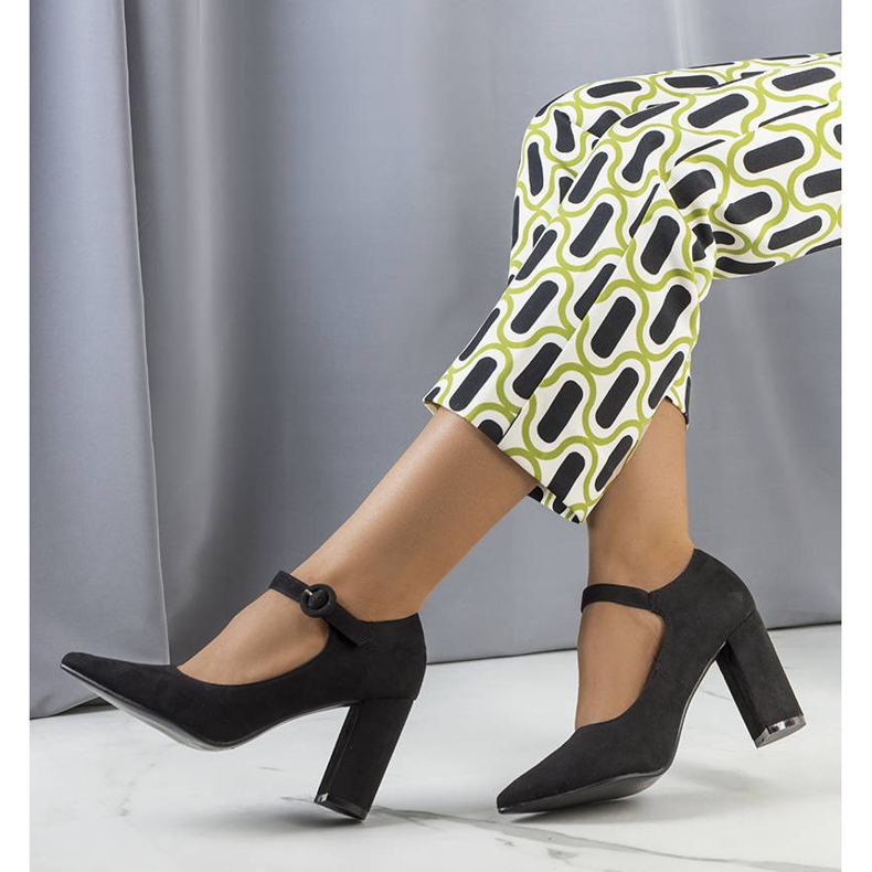 Black pumps on the Keller post 1