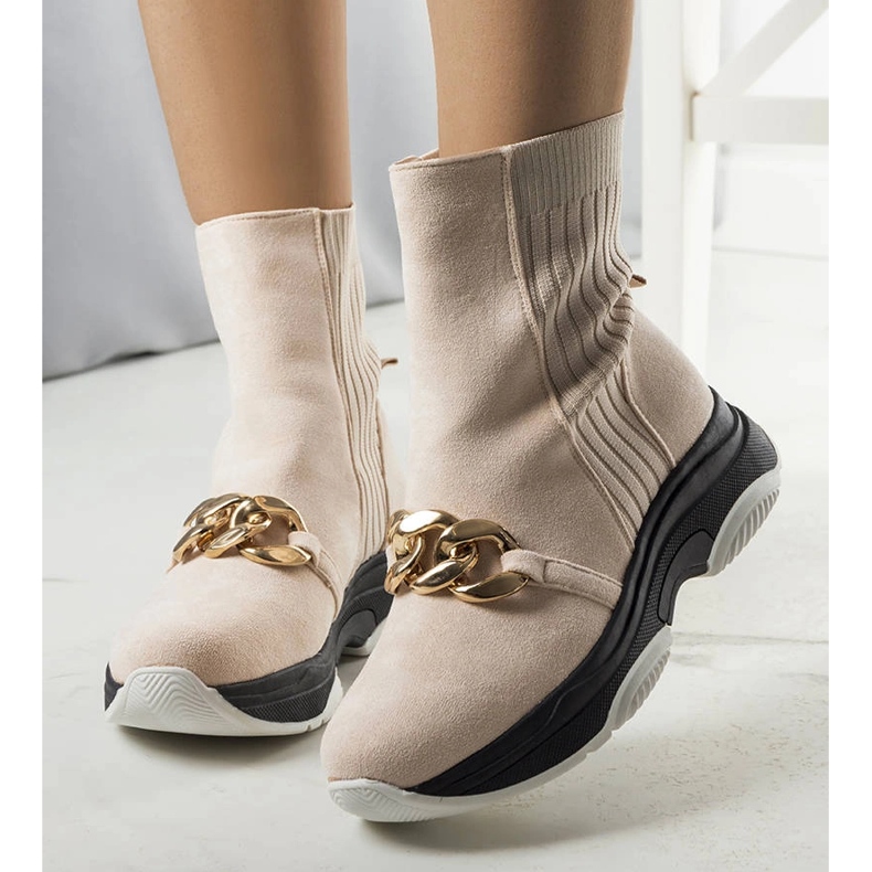 Beige insulated boots with Ulster chain 1