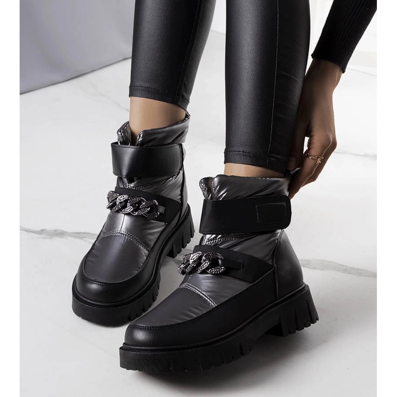 Silver snow boots with Ephraim chain black 1