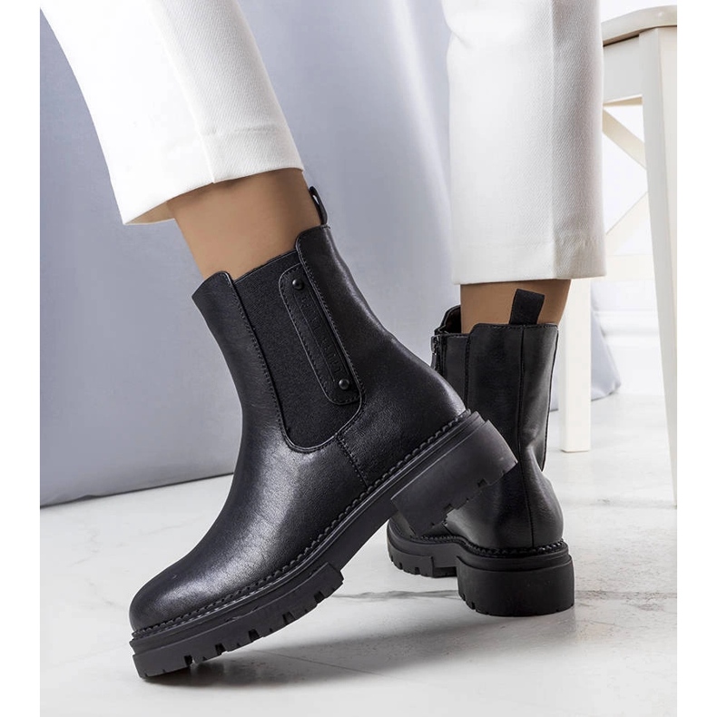 Black insulated boots from Caron 1