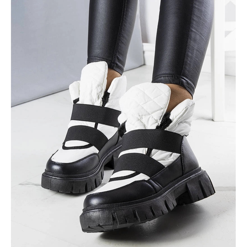 White insulated slip-on snow boots from Francisco 1