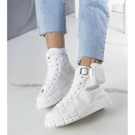 White ankle boots with Willie sachet 1