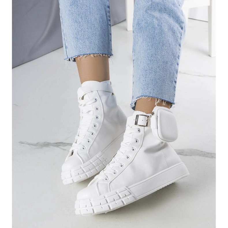 White ankle boots with Willie sachet 1