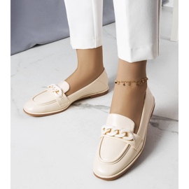 Beige loafers decorated with a Bobbie chain 1