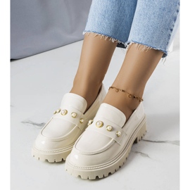 Beige lacquered shoes with Serlait pearls 1