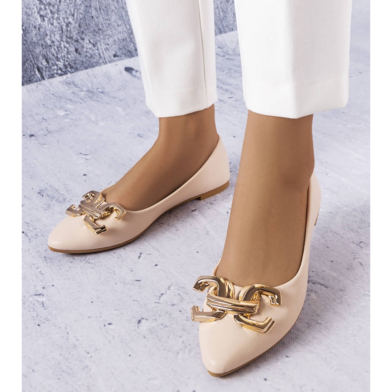 Beige ballerinas with a golden chain 1