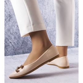 Beige ballerinas with a golden chain 2