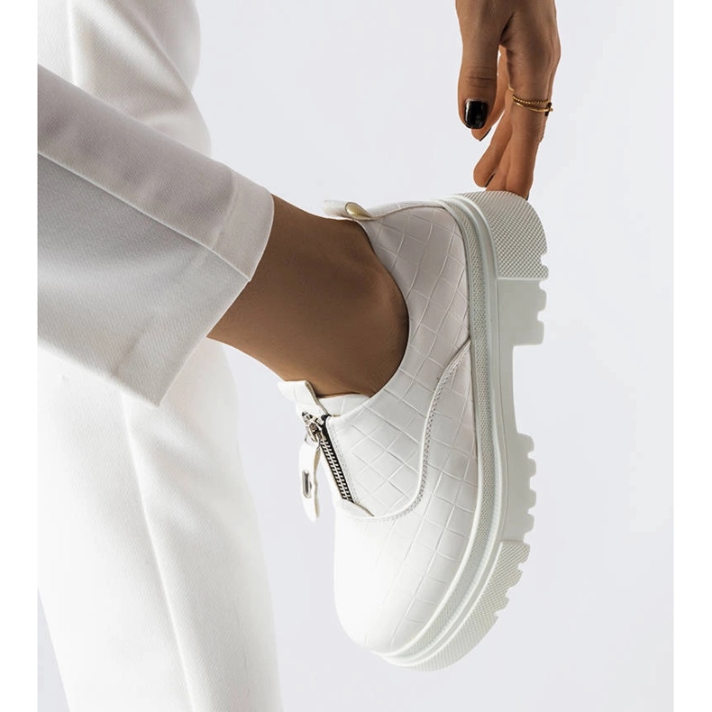 White brogues decorated with Travers embossing 1