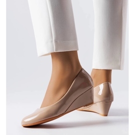 Beige lacquered wedge pumps from Casgra 1