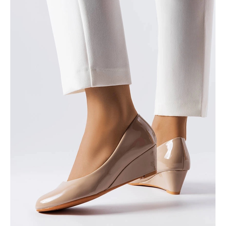 Beige lacquered wedge pumps from Casgra 1