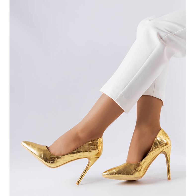 Gold pins decorated with Raison embossing golden 1