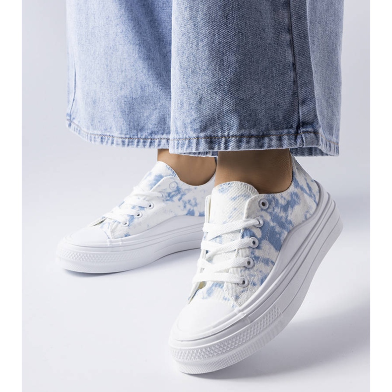 White sneakers with a blue accent from Blais 1