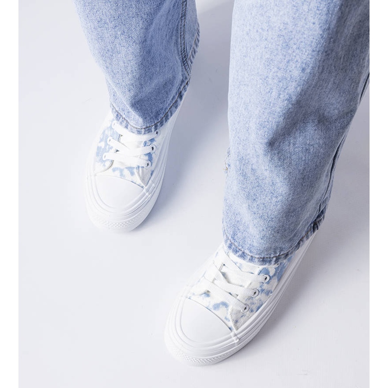 White sneakers with a blue accent from Blais 2