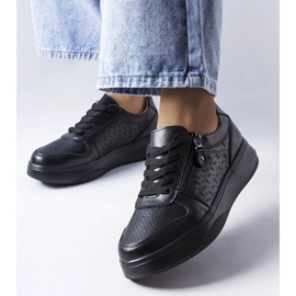 Black leather shoes decorated with a Jezzi zipper 1