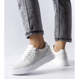 White leather shoes decorated with a Jezzi zipper 1