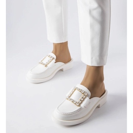 White flip flops with a built-in toe from Columbus 1