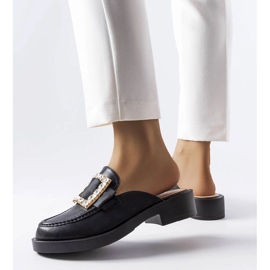 Black flip-flops with a built-in toe from Columbus 1