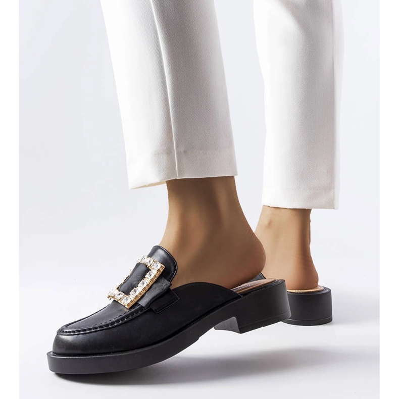 Black flip-flops with a built-in toe from Columbus 1