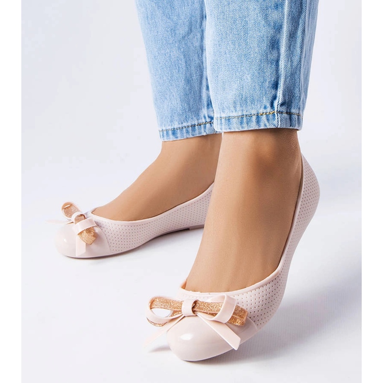 Beige ballerinas decorated with a Harlingen bow 1