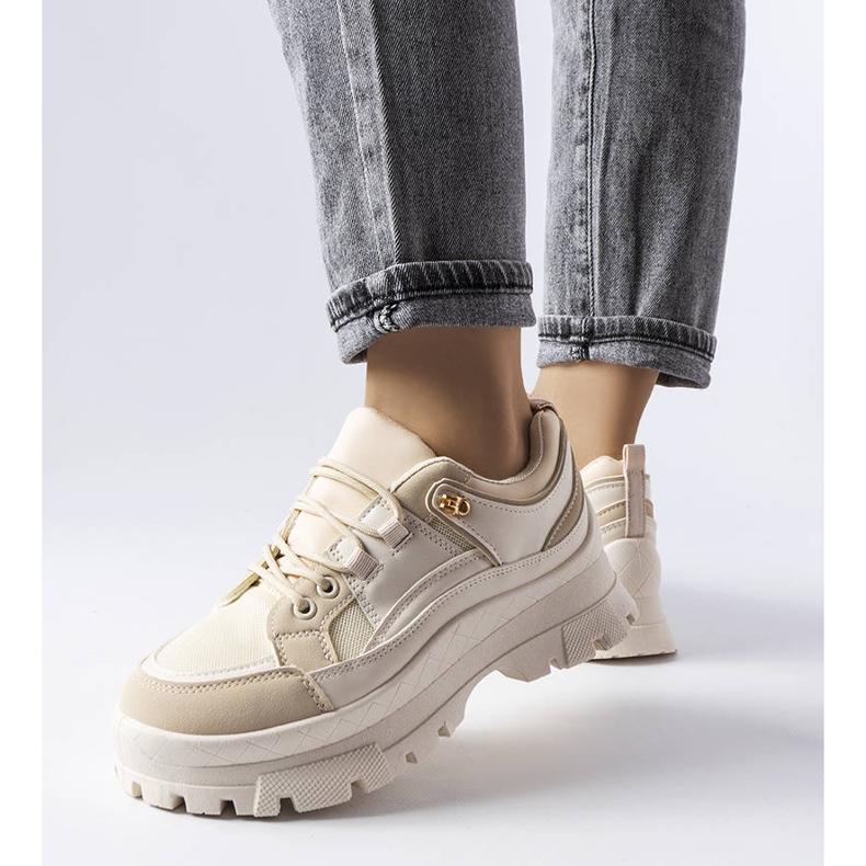 Beige low shoes with a protector from Via 1