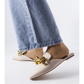 Beige sliders with Hickory chain 1