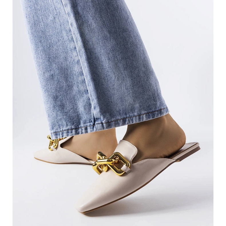 Beige sliders with Hickory chain 1