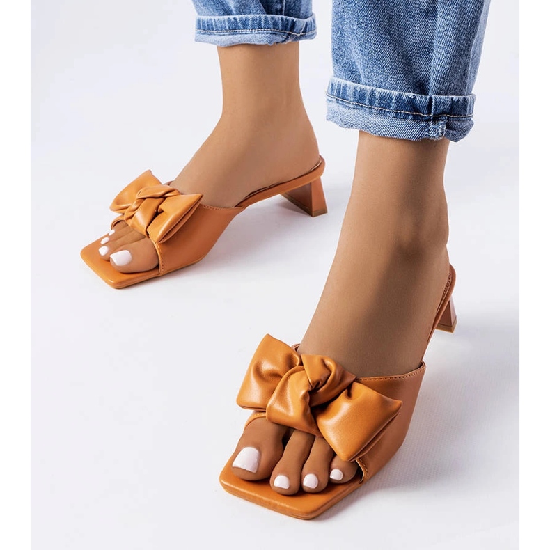 Brown heeled sandals with Oak bow 1