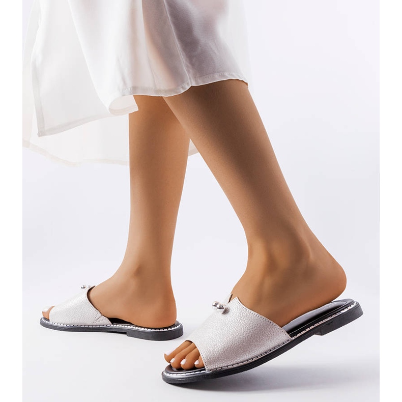 Evento Silver metallic sandals with pearls from Frederi 2