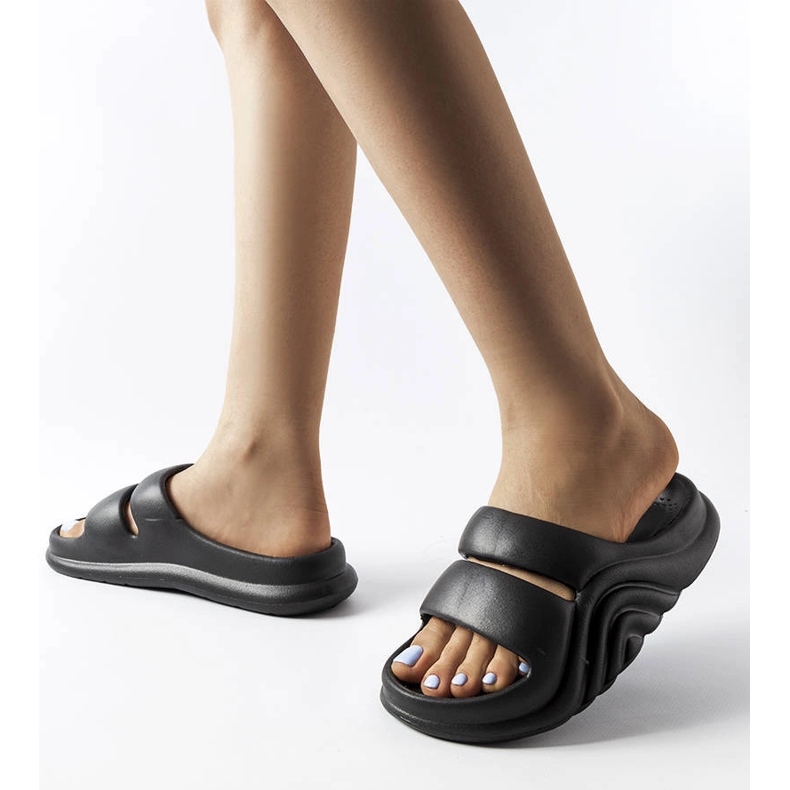 Black rubber flip flops from Geneve 2