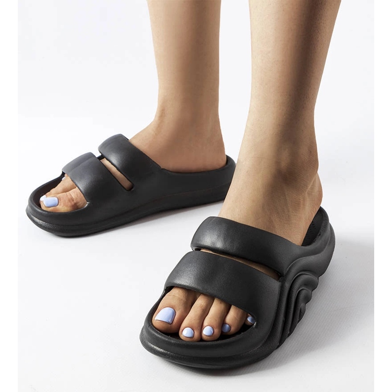 Black rubber flip flops from Geneve 1