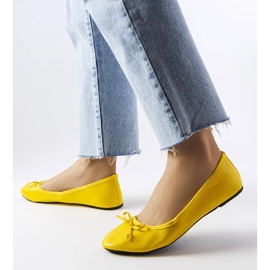 Yellow ballerinas decorated with a Vaillancour bow 1