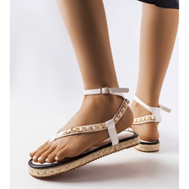 White sandals decorated with a Varieur chain 2